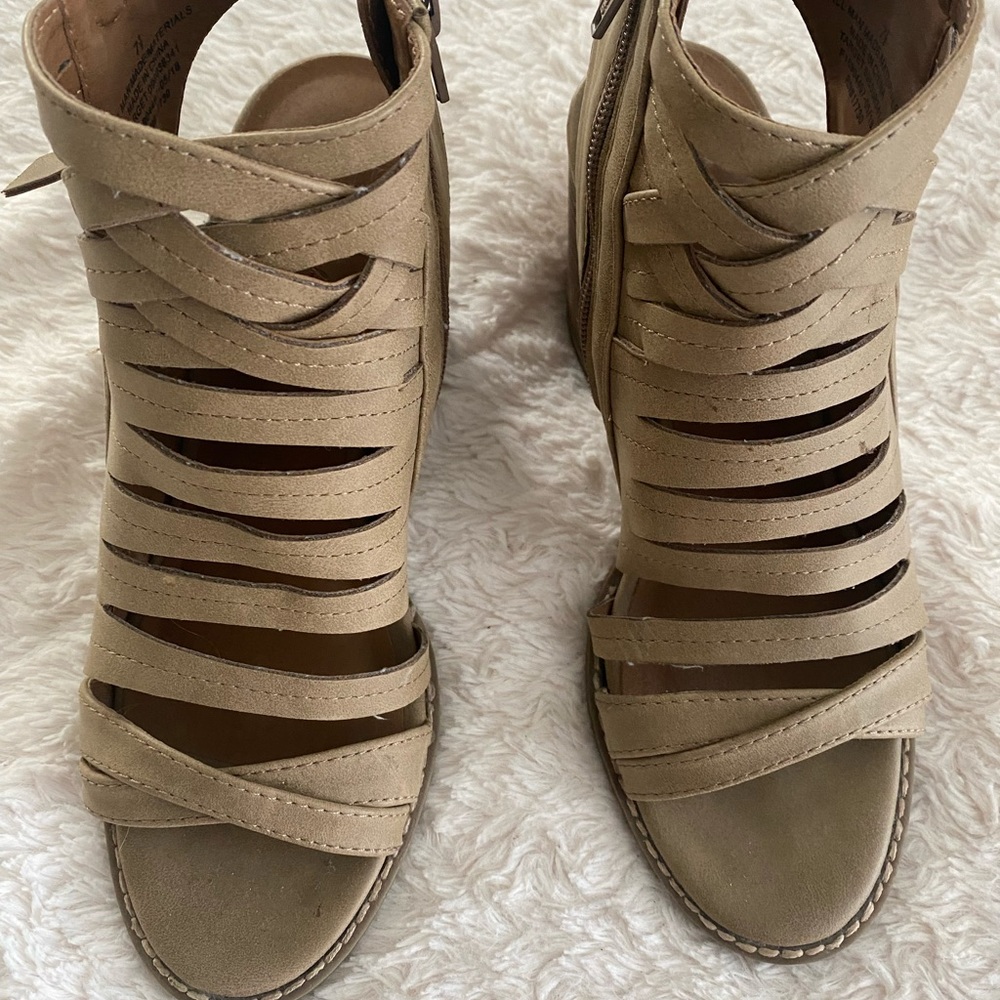 Heels - Picture 2 of 4